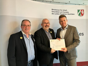 im Bild v.l.n.r:  Vorstandsmitglieder der BI, Martin Ahlborn und Thorsten Schäfer, Staatssekretär Matthias Heidemeier im Ministerium für Arbeit, Gesundheit und Soziales in NRW