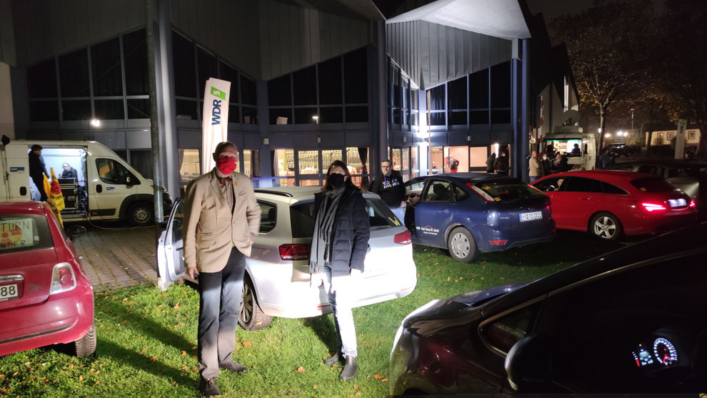 Parkplatz mit Teilnehmern vor der Stadthalle: v. L. Roger van Heynsbergen, stellvertretender Beverunger Bürgermeister, Edith Götz, Verein Atomfreies Dreiländereck e.V.